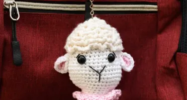 Chaveiro ovelha branca em amigurumi