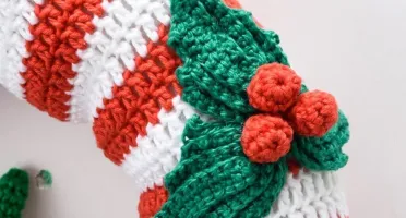 Guirlanda vermelha e branca com Duende em amigurumi