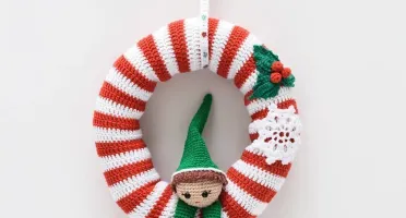 Guirlanda vermelha e branca com Duende em amigurumi