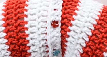 Guirlanda vermelha e branca com Duende em amigurumi
