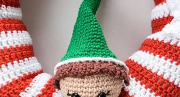 Guirlanda vermelha e branca com Duende em amigurumi