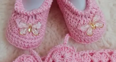 Kit Sapatinho e Faixa Rosa com Pérolas