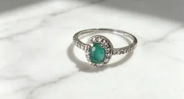 Anel feminino com esmeralda natural lapidada extra