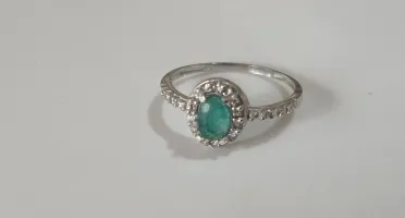 Anel feminino com esmeralda natural lapidada extra