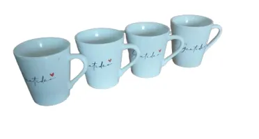 Prateleira de madeira com 4 canecas Gratidão brancas