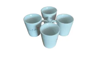 Prateleira de madeira com 4 canecas Gratidão brancas