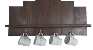 Prateleira de madeira com 4 canecas Gratidão brancas