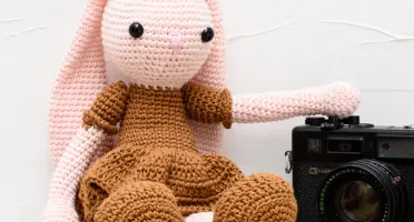 Coelha de saia em amigurumi
