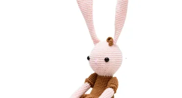 Coelha de saia em amigurumi