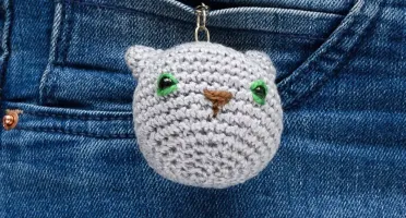 Chaveiro Cabeça de Gato Cinza em Amigurumi
