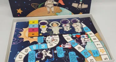 Jogo de Tabuleiro Astronauta com Caixa de Papel