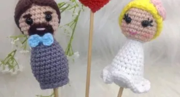 Topo de Bolo Casal de Noivinhos em Amigurumi