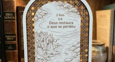 Placa Decorativa de MDF Deus Restaura - 2 Reis 6:6