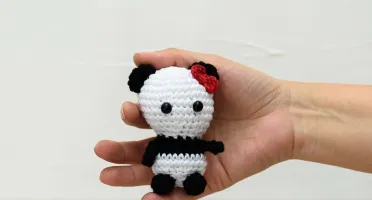 Chaveiro pandinha com lacinho em amigurumi