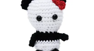 Chaveiro pandinha com lacinho em amigurumi