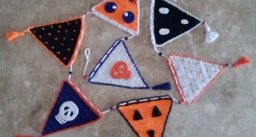 Varal de Bandeirinhas em Crochê Halloween
