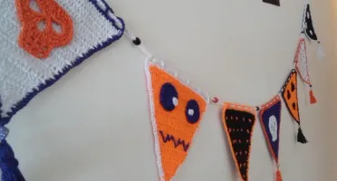 Varal de Bandeirinhas em Crochê Halloween