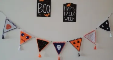 Varal de Bandeirinhas em Crochê Halloween