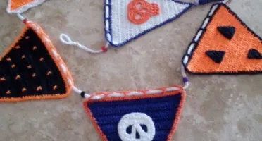 Varal de Bandeirinhas em Crochê Halloween