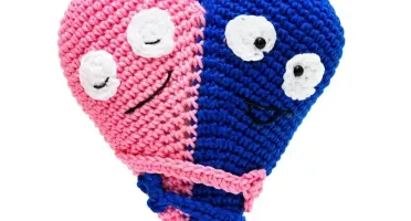 Abraço do coração bicolor em amigurumi