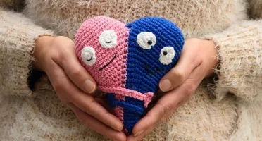 Abraço do coração bicolor em amigurumi