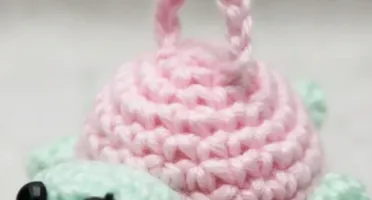 Mini Tartaruga com Casco Rosa em Amigurumi