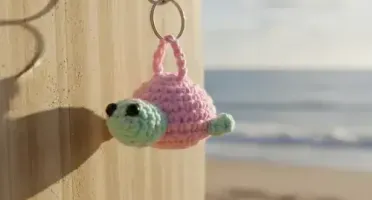 Mini Tartaruga com Casco Rosa em Amigurumi