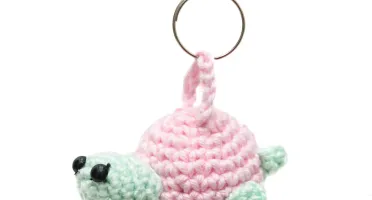 Mini Tartaruga com Casco Rosa em Amigurumi