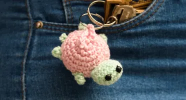 Mini Tartaruga com Casco Rosa em Amigurumi