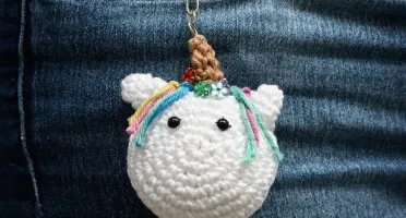 Chaveiro unicórnio pequeno em amigurumi