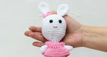 Coelha de Vestido Rosa em Amigurumi