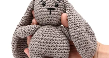 Coelho Orelhudo Cinza em Amigurumi