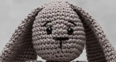 Coelho Orelhudo Cinza em Amigurumi