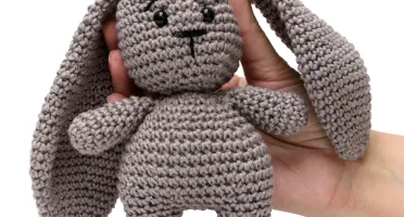 Coelho Orelhudo Cinza em Amigurumi