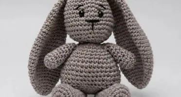 Coelho Orelhudo Cinza em Amigurumi