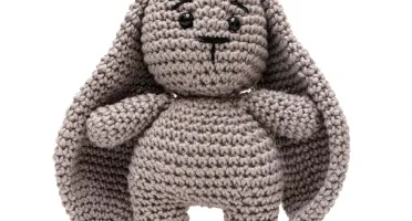 Coelho Orelhudo Cinza em Amigurumi