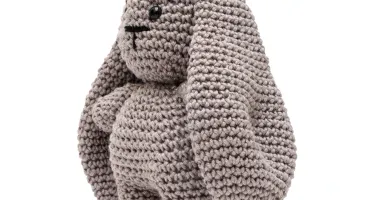 Coelho Orelhudo Cinza em Amigurumi