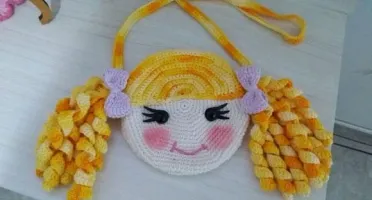 Bolsa infantil em croche Boneca