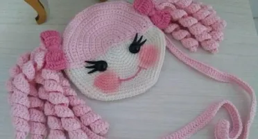 Bolsa infantil em croche Boneca