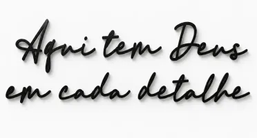 Frase Aqui Tem Deus em Cada Detalhe em MDF Preto