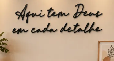 Frase Aqui Tem Deus em Cada Detalhe em MDF Preto