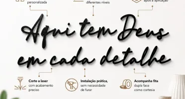 Frase Aqui Tem Deus em Cada Detalhe em MDF Preto