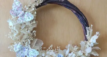Guirlanda Rústica com Flores e Borboletas - 25 cm