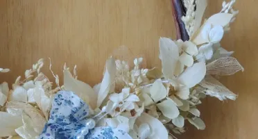 Guirlanda Rústica com Flores e Borboletas - 25 cm