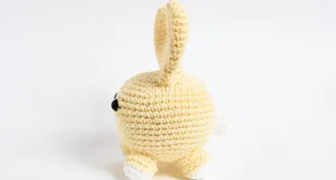 Coelho Bola Amarelo em Amigurumi