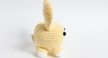 Coelho Bola Amarelo em Amigurumi