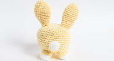 Coelho Bola Amarelo em Amigurumi