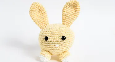 Coelho Bola Amarelo em Amigurumi