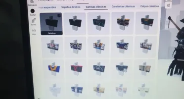 Conta com muitas skin e upada Campo batalha de herois