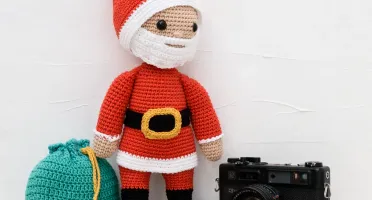 Papai Noel médio em amigurumi com saco de presentes